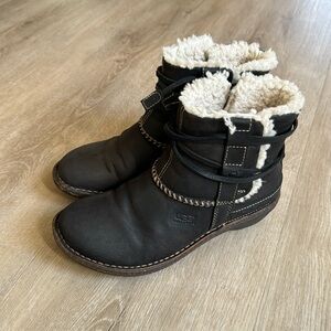 UGG Australia Cove Winter Ankle Boots Womens Size 7 EUR 38 Black Leather Lace